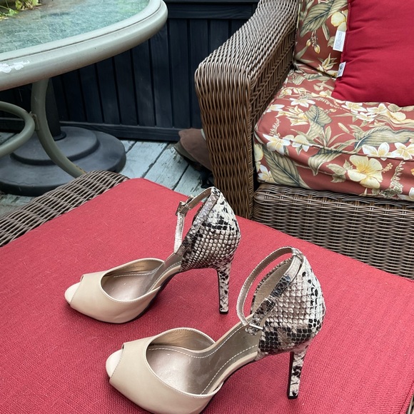 Fabulous BCBG Size 7.5 Ankle Strap Heels in Combination Snake and Cream Color - Picture 8 of 9